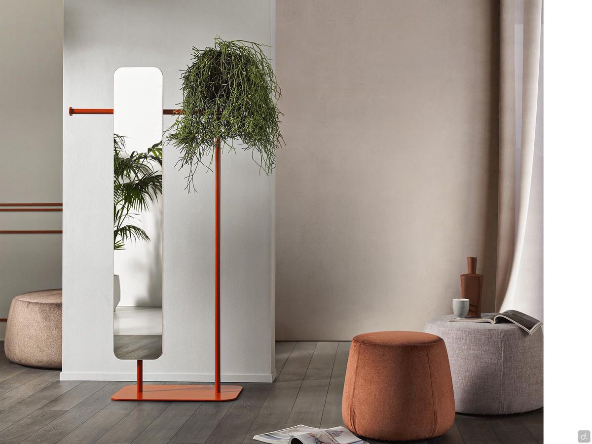 La structure en métal peint peut être personnalisée en plusieurs couleurs et supporte une surface de miroir sur toute la longueur, d'une hauteur de 160 cm.