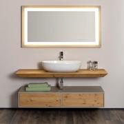 Meuble de salle de bain suspendu Kyoto outlet comprenant une étagère en bois et un socle laqué avec façades en bois, miroir et lavabo en céramique.