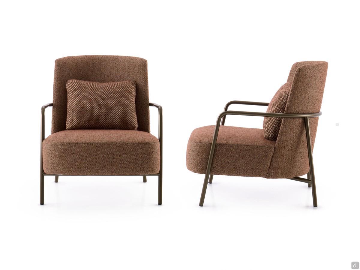 Vue de face et de profil du fauteuil Maggie outlet montrant les proportions compactes mais généreuses et harmonieuses.