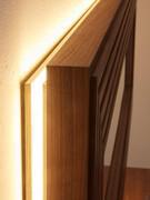 Le miroir de sortie de la coiffeuse est rétroéclairé par des LED sur le périmètre.