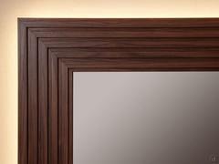 Détail du cadre du miroir de la vanité