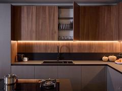 Éléments hauts en placage de noyer Canaletto pour la cuisine Alux 01