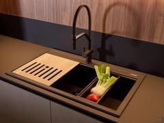 Détail de l'évier Smeg avec égouttoir et bac à fruits et légumes