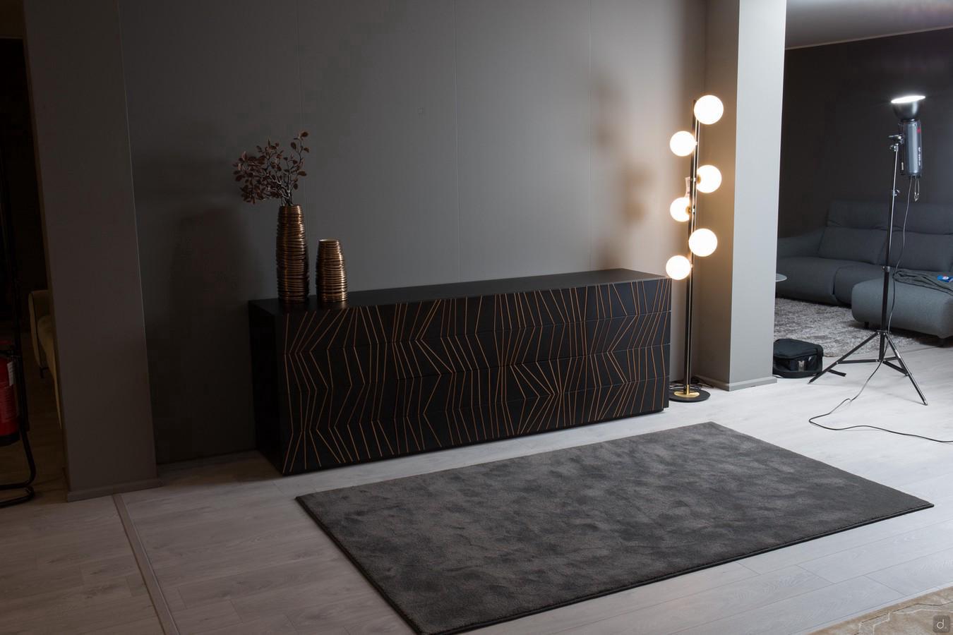 Buffet design Ramses outlet avec inserts en bois massif sur façades laquées noir mat