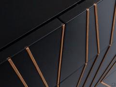 Détail des façades avec incrustations en bois massif