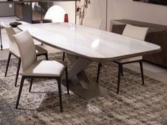 Table de sortie Stratos avec structure croisée et profil inférieur arrondi