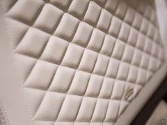 Détail du matelassage du dossier de la chaise Arcadia outlet de Cattelan 