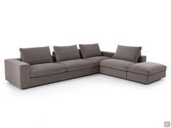 Canapé moderne en plumes d'Hyères en version d'angle avec un confortable ottoman d'extrémité 