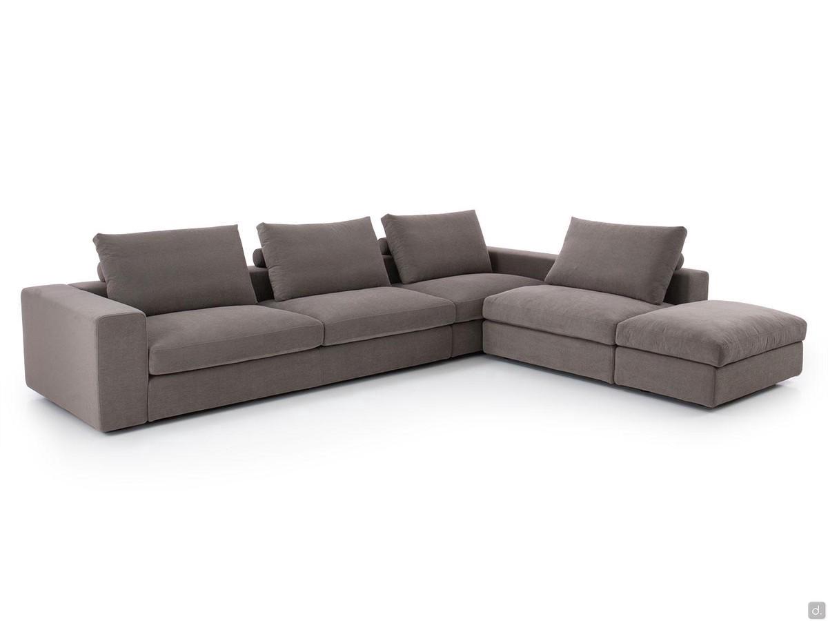 Canapé moderne en plumes d'Hyères en version d'angle avec un confortable ottoman d'extrémité 