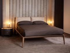 Sortie Aries avec un cadre de lit solide et étroit et de grands coussins de tête de lit