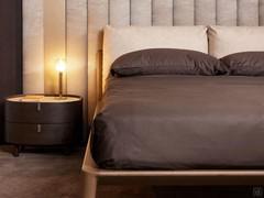 Lit d'appoint Aries en frêne massif avec grands coussins de tête de lit en similicuir beige