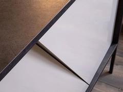 Détail des portes battantes avec coupe oblique de 30° avec ouverture push-pull