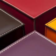 Détail du revêtement en différentes couleurs et coutures en contraste