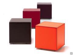 Pouf Kubo de Cattelan, en cuir coloré