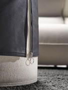 Détail de la housse amovible du pouf Mistery avec zip d'ouverture en finition acier ou laiton