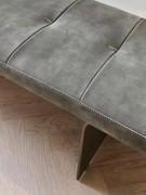 Détail du coussin de siège recouvert de cuir et orné de surpiqûres apparentes