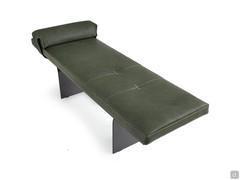 Détail de la confection de la sellerie en cuir, avec surpiqûres visibles