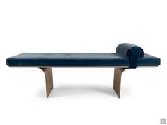 Banc rembourré design Selma avec un élégant revêtement en velours bleu 