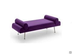 Banc Cathy reposant sur de fins pieds en métal peint. Peut être utilisé dans l'entrée, le séjour ou la chambre à coucher avec positionnement du sommier.