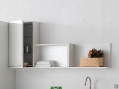 Armoire suspendue verticale à 1 porte battante Oasis accompagnée d'armoires suspendues ouvertes de la même collection