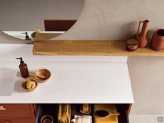Etagère de salle de bain Atlantic Frame en bois de chêne écorcé massif de 4 cm d'épaisseur, contrastant agréablement avec la laque sablée et le tekor du plan de salle de bain.