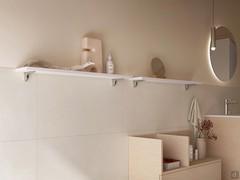 Etagère personnalisée pour la buanderie Oasis, laquée blanc mat d'une épaisseur de 1,8 cm avec supports d'étagères visibles en métal nickel brossé.