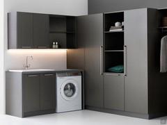 Colonne de lavage Oasis avec 3 compartiments ouverts et un étendoir à linge coulissant