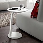 Table de salon moderne pour côté de canapé Percival facilemente déplaçable avec base ronde et structure légèrement incurvée