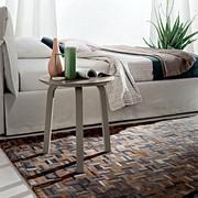 Table de salon Percival avec plateau rond idéale également dans la chambre à coucher