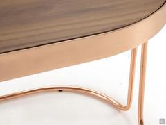 La bande métallique qui entoure le plateau de la table basse Audrey, assortie à la structure, apporte une stabilité supplémentaire à la table sans nuire à son esthétique épurée et minimaliste