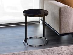 Table d'appoint Audrey utilisée comme table de service bout de canapé (plateau en grès portoro non disponible)