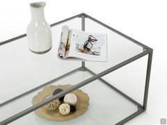 Détails de la table basse rectangulaire face canapé avec plateaux en verre