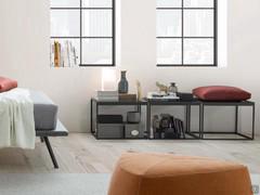 Trio de tables basses carrées en tôle Coby utilisées comme banquette