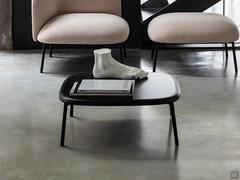 Table basse en frêne teinté Fortune assortie au fauteuil et au pouf de la même collection