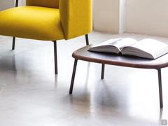 Table basse en frêne teinté Fortune avec pieds en métal peint noir mat