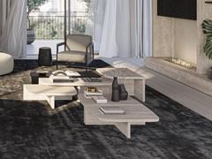 Table basse Auri en marbre travertino, disponible en trois hauteurs : 25, 31 et 40 cm idéals pour diverses utilisations comme sur le côté ou devant le canapé, ou pour créer d'importantes compositions comme sur la photo