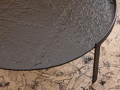 La fine structure métallique qui soutient la table basse Piece est disponible en différentes couleurs, ici, proposée en métal peint en noir.