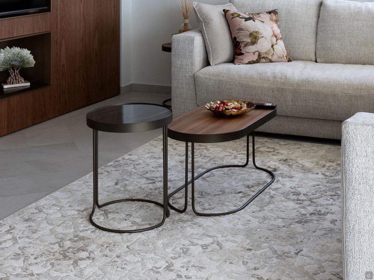 Tables basses arrondies avec pied en métal chromé noir et plateau en grès et en noyer canaletto - photo d'un client (plateau en grès portoro non disponible)