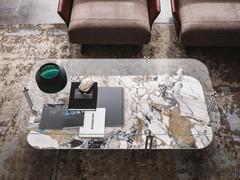 Vue de dessus de la table basse à double plateau Biplane de Cattelan : le plateau en verre transparent fait toujours ressortir les veines particulières du plateau inférieur en céramique à effet marbré.