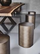 Tables basses Pancho en finition métal bronze brossé, également utilisables comme petit tabouret pratique