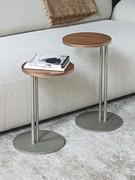 Paire de tables basses Sting dans la variante avec plateau en bois, disponibles en différentes hauteurs et largeurs comme pour les autres matériaux.
