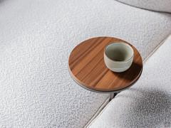 Grâce à sa structure fine et haute, Sting se prête également à une utilisation originale comme celle présentée ici : entre les coussins d'un canapé comme table d'appoint séparant les sièges.