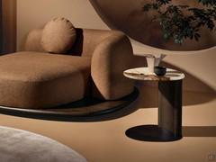 Table basse en forme de 'c' en hibiscus, idéale comme canapé, fauteuil ou même lit, ici proposée avec un plateau en marbre, un cadre en matière et une base en métal peint.