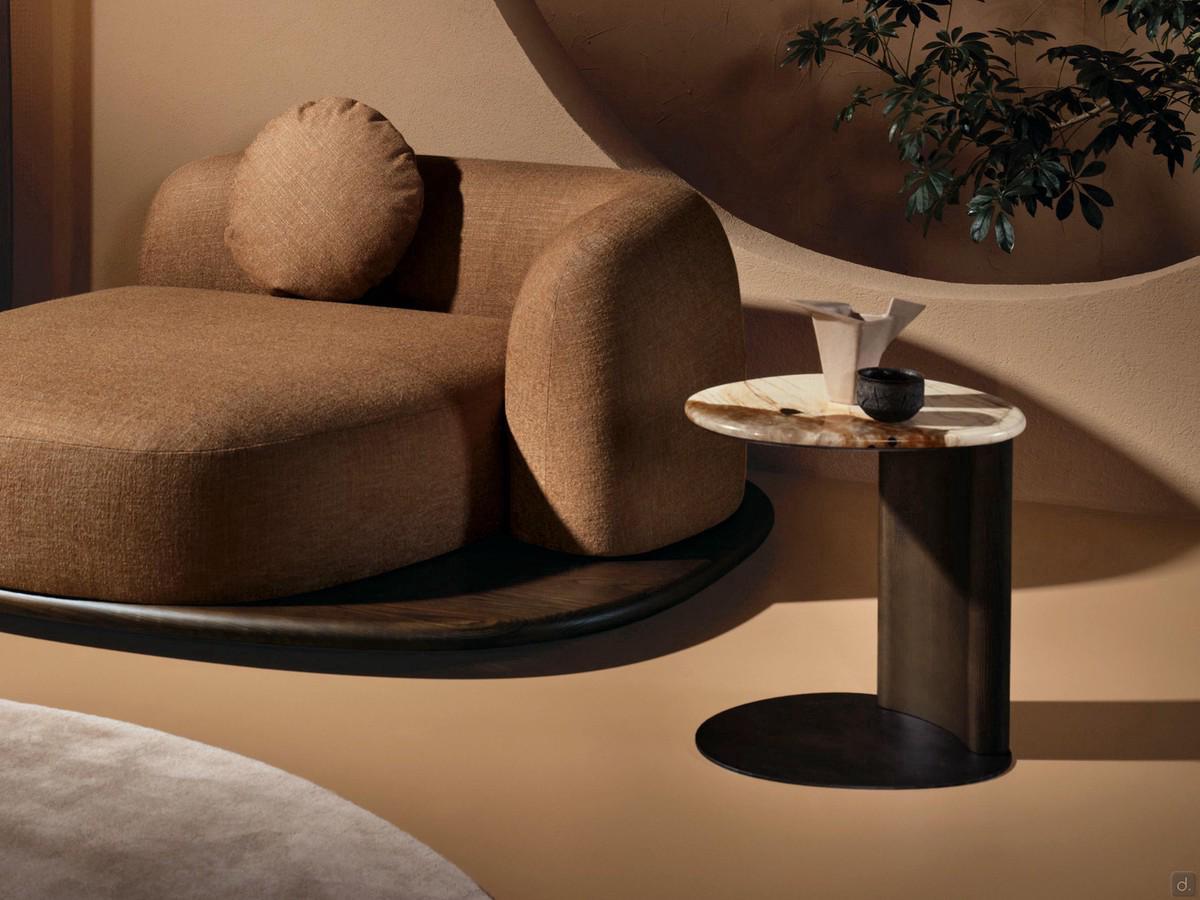 Table basse en forme de 'c' en hibiscus, idéale comme canapé, fauteuil ou même lit, ici proposée avec un plateau en marbre, un cadre en matière et une base en métal peint.