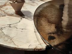 Détail du bord biseauté du plateau en marbre, superposé au plateau en verre martelé