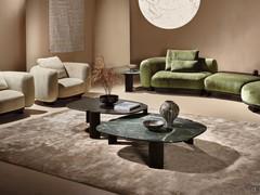 Tables d'appoint Reef placées en face du canapé.  Les dimensions et les finitions permettent également de les placer dans les zones de couchage.