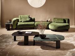 Exemple de composition canapé-front / centre de séjour composé des modèles de 37 cm avec plateau et montants en bois et de 30 cm avec montants en bois et plateau en marbre vert silva. Sur le côté gauche, le modèle Reef de 40 cm est utilisé côté canapé.