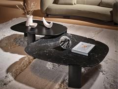 Dans cette combinaison de dimensions et de matériaux, on trouve le modèle de 37 cm entièrement en bois avec des bords en bois massif et, plus haut, le modèle de 30 cm avec un plateau en marbre Marquinia noir.