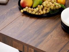 Détail de l'extension en mélamine assortie au plateau (pas de continuité du grain entre le plateau et l'extension)