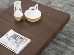 Détail du plateau en bois, qui peut être ouvert au milieu pour accueillir les extensions assorties